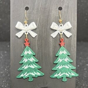 Christmas Tree Earrings with White Bow & Gold-Tone Accents ✨🤍